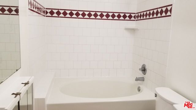 215 W 7th Street, Los Angeles CA: https://media.crmls.org/mediaz/1769d5a1-eb38-4162-9e4d-667b63fcacee.jpg