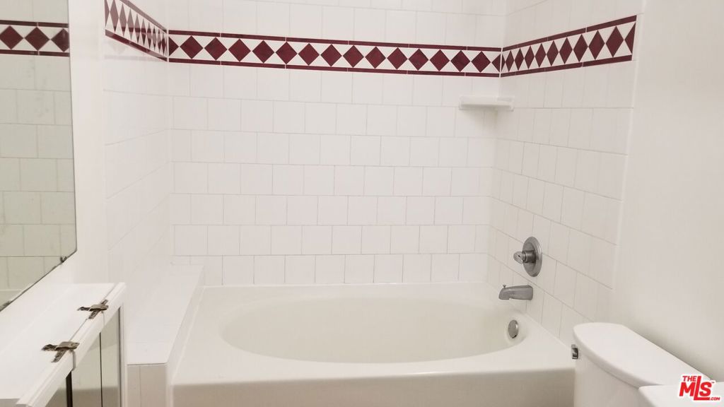 https://media.crmls.org/mediaz/1769d5a1-eb38-4162-9e4d-667b63fcacee.jpg?preset=X-Large