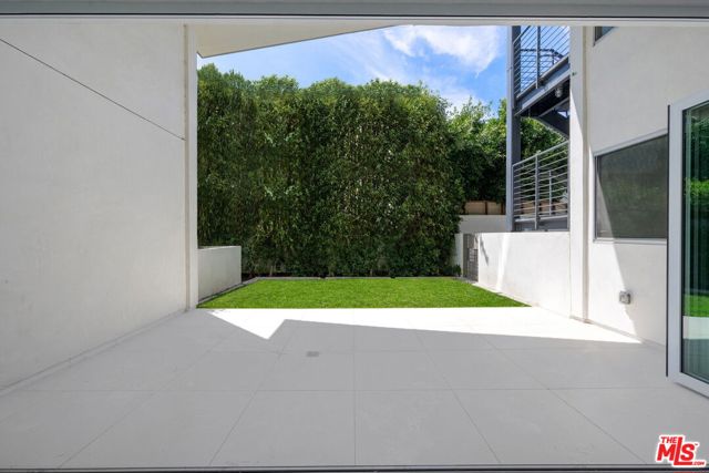 621 N Kings Road, West Hollywood CA: https://media.crmls.org/mediaz/176a65ad-0012-4029-99db-11e81a542d91.jpg