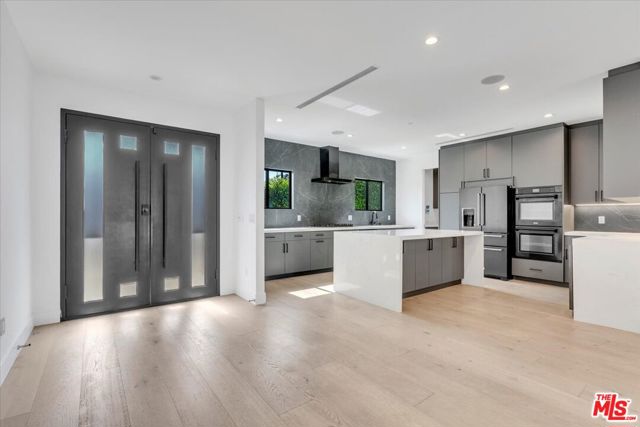 5456 Hazeltine Avenue, Sherman Oaks CA: https://media.crmls.org/mediaz/176a9cd6-6925-4a29-b5ea-94520148cd00.jpg