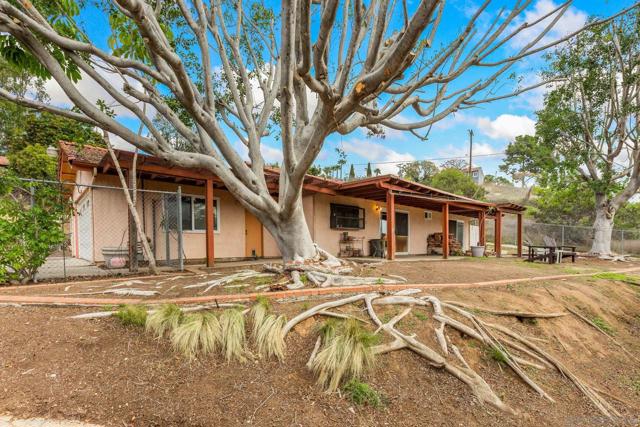 12313 Winter Gardens Dr, Lakeside CA: https://media.crmls.org/mediaz/176be2a9-10af-4a18-9696-0e1b595afef6.jpg