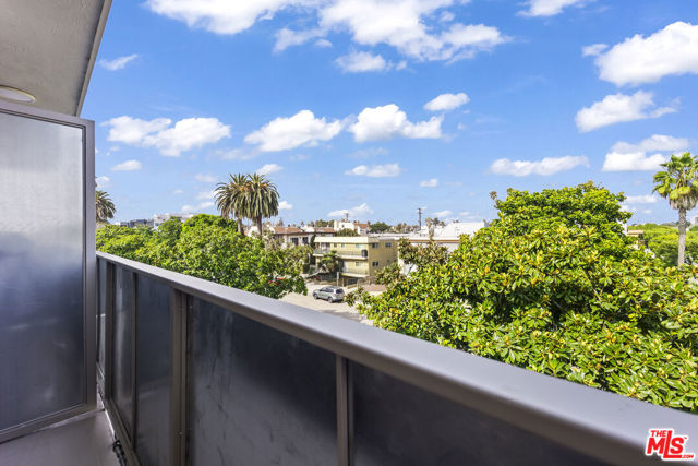 1254 9th Street, Santa Monica CA: https://media.crmls.org/mediaz/176d284a-3581-4d3f-ad4d-c548ca4f4da3.jpg