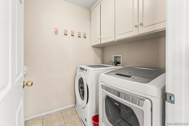 22 Silver Forest Court, Azusa CA: https://media.crmls.org/mediaz/17708011-19a0-4b72-b6b9-500c624d3250.jpg