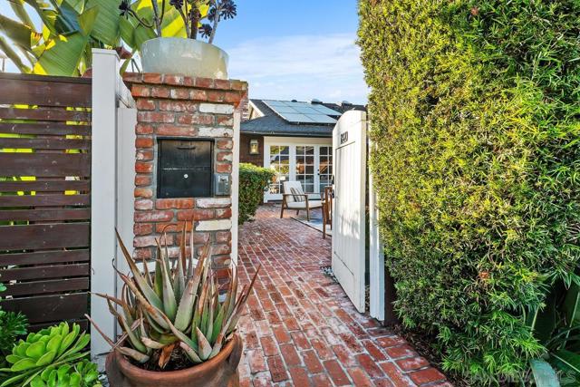 1820 Coast Blvd, Del Mar CA: https://media.crmls.org/mediaz/177101c0-44d8-4c1d-a128-a25bac86fe7d.jpg