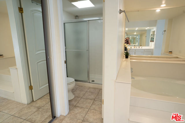 4616 Glencoe Avenue, Marina del Rey CA: https://media.crmls.org/mediaz/1771a39b-895f-4cc8-9498-a09fda20086a.jpg