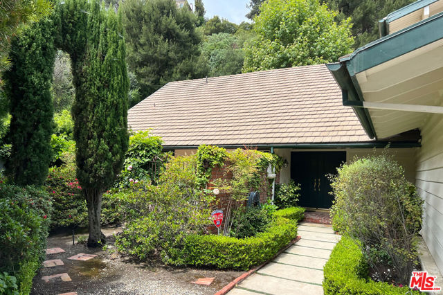 2325 Banyan Drive, Los Angeles CA: https://media.crmls.org/mediaz/17725118-5035-4ed7-8f09-a7939991eb01.jpg