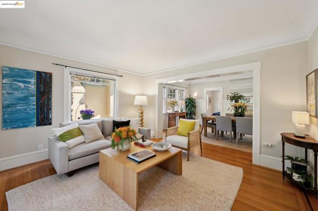 485 Hardy St, Oakland CA: https://media.crmls.org/mediaz/17726097-6984-4dd4-ab4e-b3b0dc1e5060.jpg