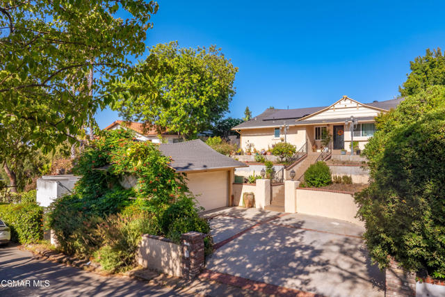 4148 Camino De La Cumbre, Sherman Oaks CA: https://media.crmls.org/mediaz/1772b63b-dee5-4033-bebc-bc2e37f27b3a.jpg