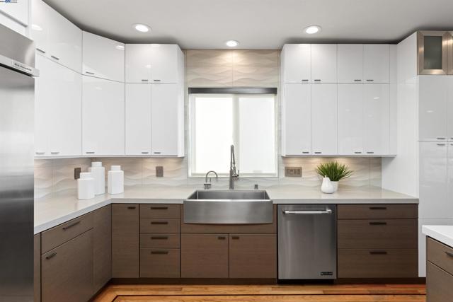 674 Corona Dr, Pacifica CA: https://media.crmls.org/mediaz/1773b743-c6f7-4881-a294-0b6ad000b5b4.jpg