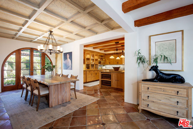 703 Walden Drive, Beverly Hills CA: https://media.crmls.org/mediaz/17741ccd-8663-43df-9a4f-135d730395ec.jpg
