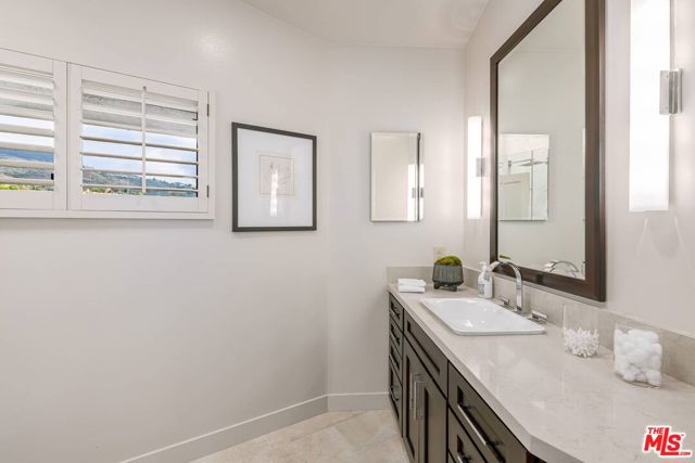 17765 Camino De Yatasto, Pacific Palisades CA: https://media.crmls.org/mediaz/17743136-9d6f-44a5-99fd-e3a313cdc3f8.jpg