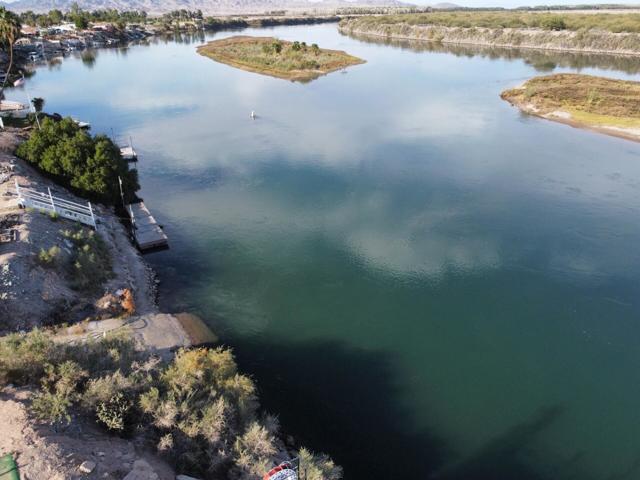 5682 Colorado River Road, Blythe CA: https://media.crmls.org/mediaz/1775956d-ac8b-4125-8d2a-642863170e59.jpg