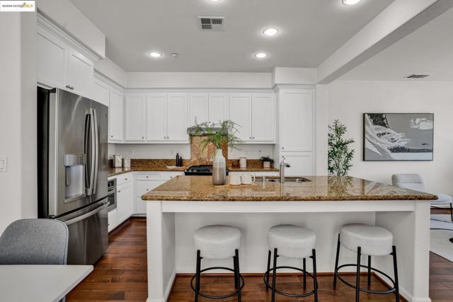 1623 Fortmann Way, Alameda CA: https://media.crmls.org/mediaz/177626ed-6435-49fa-948c-0f4e5342e868.jpg