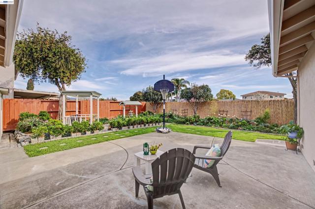 6364 Honeysuckle Dr, Newark CA: https://media.crmls.org/mediaz/17775174-3539-4582-bad8-07a2b767e23f.jpg