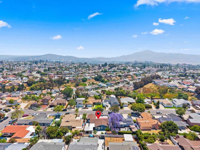 240 Ledgewood Ln, San Diego CA: https://media.crmls.org/mediaz/17783bb8-a14b-4d40-9fce-9756a590fcb3.jpg