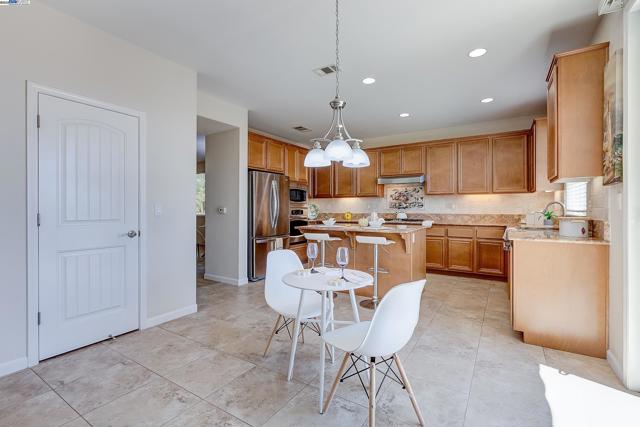 2528 AMANTEA WAY, Dublin CA: https://media.crmls.org/mediaz/177840e2-6cca-43a0-9097-78c0115b3ccd.jpg
