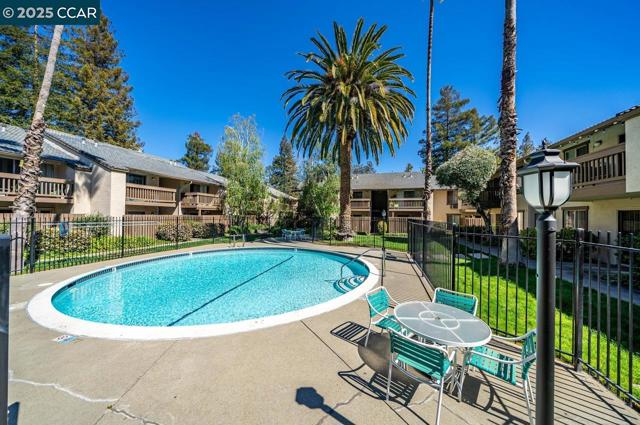 2742 Oak Rd, Walnut Creek CA: https://media.crmls.org/mediaz/177926ce-a239-403e-9b5d-731c54caff14.jpg