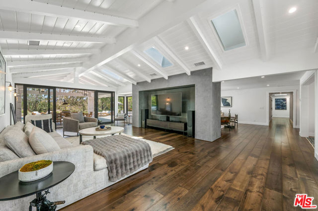 24884 Jim Bridger Road, Hidden Hills CA: https://media.crmls.org/mediaz/177998ce-1467-49ef-868a-5b4e14ed47ad.jpg