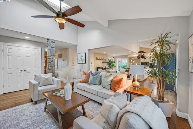 7872 Meadowbrook Ct, Pleasanton CA: https://media.crmls.org/mediaz/1779fe4b-be61-4113-a0e7-275beb42bd09.jpg