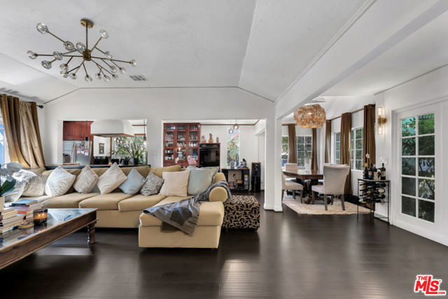 5341 Mecca Avenue, Tarzana CA: https://media.crmls.org/mediaz/177a4fd6-3a01-49c3-9e39-716d4134153f.jpg