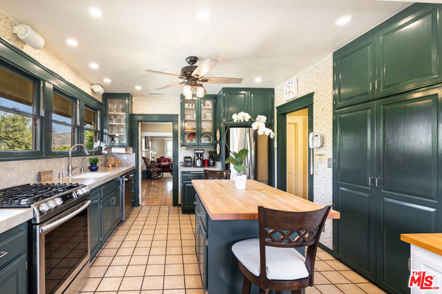 13721 W Telegraph Road, Santa Paula CA: https://media.crmls.org/mediaz/177b029a-3d52-445d-bc73-9aa79bd3e5f8.jpg