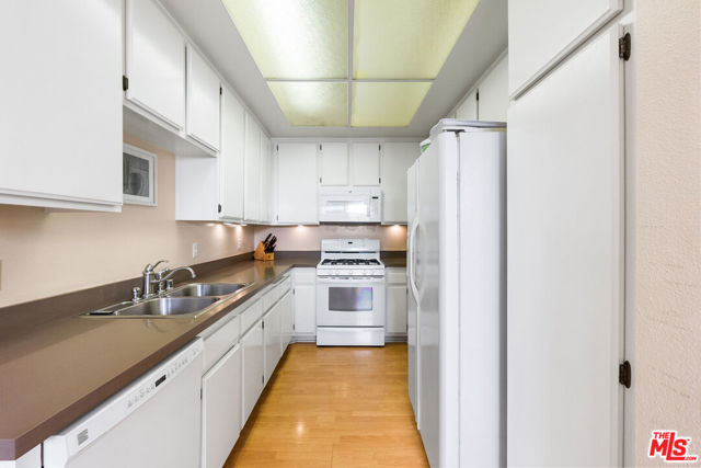 2405 34th Street, Santa Monica CA: https://media.crmls.org/mediaz/177b1cab-5b94-4152-86b1-892511e94c14.jpg