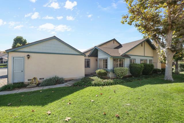 Detail Gallery Image 2 of 29 For 2469 Turnbridge, Escondido,  CA 92027 - 2 Beds | 2 Baths