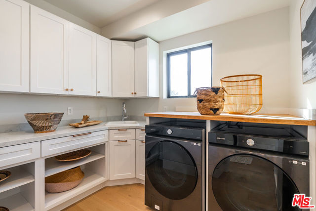 3076 Glenhurst Avenue, Los Angeles CA: https://media.crmls.org/mediaz/177e7bf2-5d53-4810-ac51-a831d75564d0.jpg