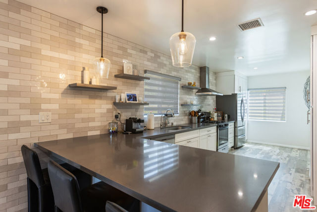 10315 Fairgrove Avenue, Tujunga CA: https://media.crmls.org/mediaz/177f4f2d-a9e4-4d98-8645-35fc1ab7a241.jpg