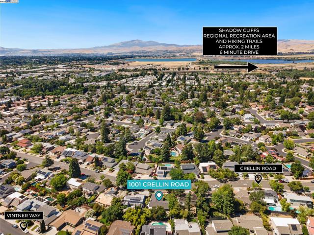 1001 Crellin Rd, Pleasanton CA: https://media.crmls.org/mediaz/17806c04-5844-4165-8adf-a9361a1cef85.jpg