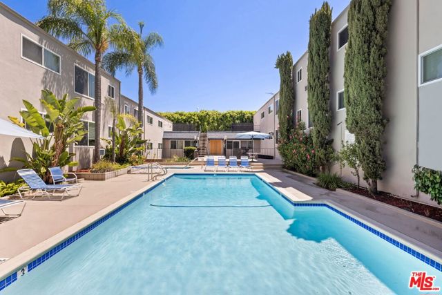 976 Larrabee Street, West Hollywood CA: https://media.crmls.org/mediaz/178174c8-54be-4936-867a-7f34a94398af.jpg