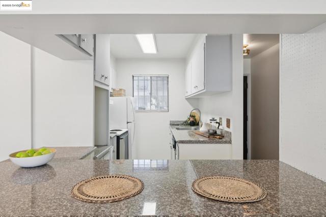 1425 Lakeside DR, Oakland CA: https://media.crmls.org/mediaz/17825f18-9d4f-4b39-9d24-9453b1a9916e.jpg