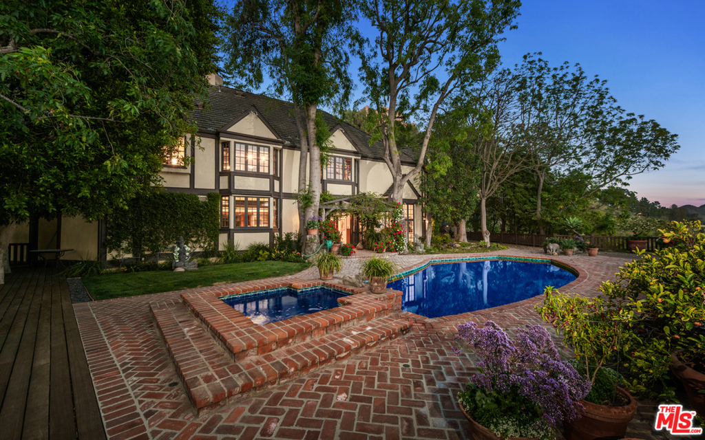 2781 Benedict Canyon Drive