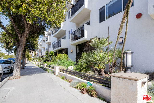 2721 2nd Street, Santa Monica CA: https://media.crmls.org/mediaz/1783649d-60f9-49df-b985-93b8111d43e1.jpg