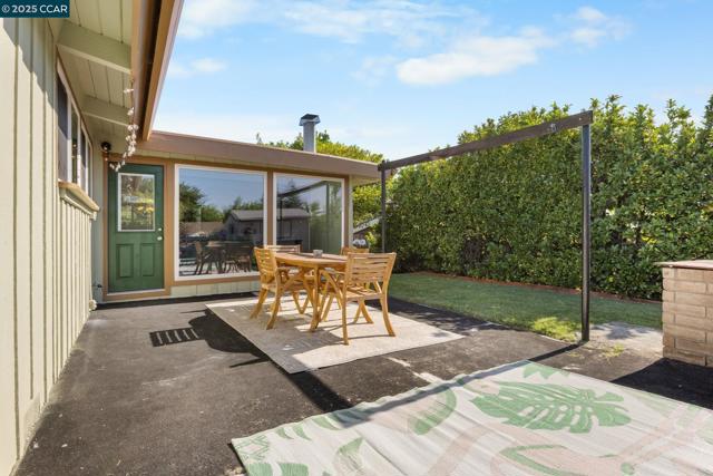 51 Gilrix Dr, Martinez CA: https://media.crmls.org/mediaz/1783a7dc-5d04-4b64-96c7-871455e21b60.jpg