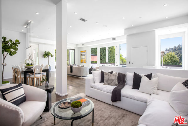 1642 Lindacrest Drive, Beverly Hills CA: https://media.crmls.org/mediaz/178551b0-ef2e-4241-93a2-37c651c10925.jpg