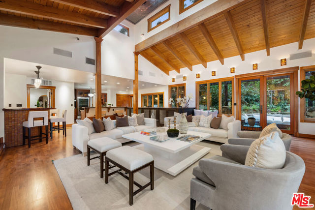 5045 Oakdale Avenue, Woodland Hills CA: https://media.crmls.org/mediaz/1787089c-2115-4355-ba1f-f32e792e131b.jpg