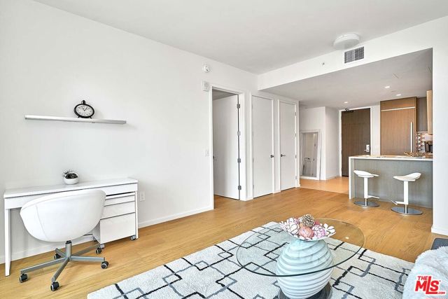 889 Francisco Street, Los Angeles CA: https://media.crmls.org/mediaz/178708ae-3762-4970-b94b-9bb20ec8a46f.jpg