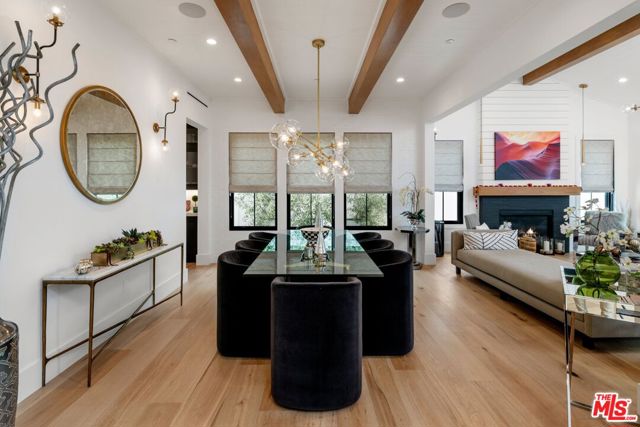 16101 Royal Mount Drive, Encino CA: https://media.crmls.org/mediaz/17872757-c9ba-44b4-8fb0-c8a3325b618a.jpg