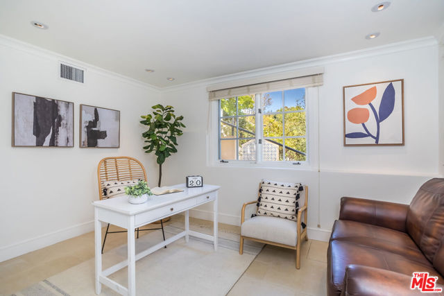 941 N Norman Place, Los Angeles CA: https://media.crmls.org/mediaz/17880299-125c-4516-b270-84602c421033.jpg