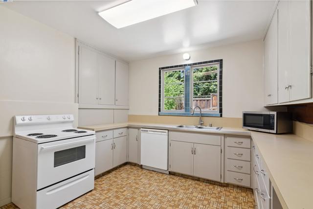 3476 Springhill Rd, Lafayette CA: https://media.crmls.org/mediaz/17888610-555e-42e8-af96-b5ba06513ba1.jpg
