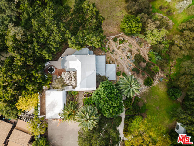 2002 Tuna Canyon Road, Topanga CA: https://media.crmls.org/mediaz/178946ed-430f-4383-bcd7-7f7512587fe5.jpg