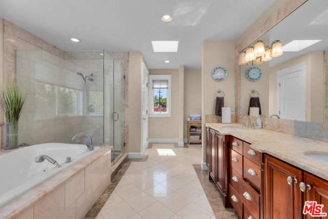 1712 CURTIS Avenue, Manhattan Beach CA: https://media.crmls.org/mediaz/17897c1f-9d06-4744-be73-7d761bb959a8.jpg