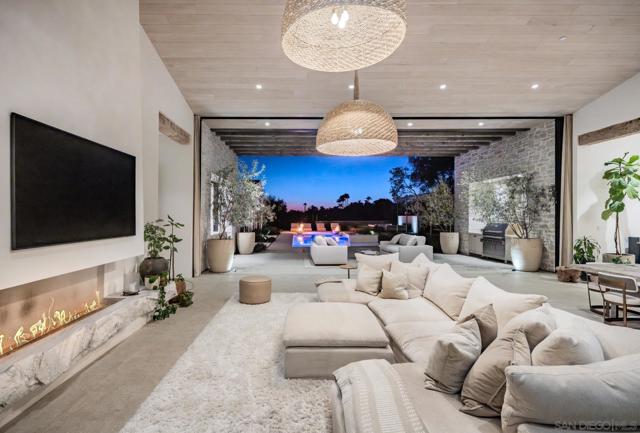 14783 Roxbury Terr., Rancho Santa Fe CA: https://media.crmls.org/mediaz/1789ee60-65d3-4b6e-85e3-7d9047130196.jpg