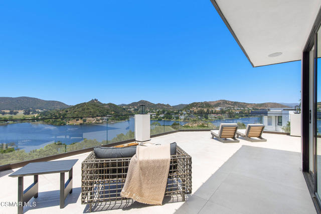 118 Giles Road, Lake Sherwood CA: https://media.crmls.org/mediaz/178ba683-241e-4a0d-bb68-a0573e855393.jpg