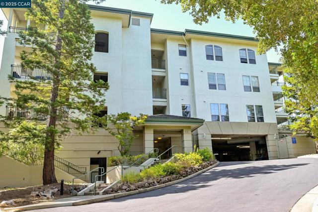 5954 Autumnwood Dr, Walnut Creek CA: https://media.crmls.org/mediaz/178bce0c-dfe4-486d-9366-1be05e9daee3.jpg