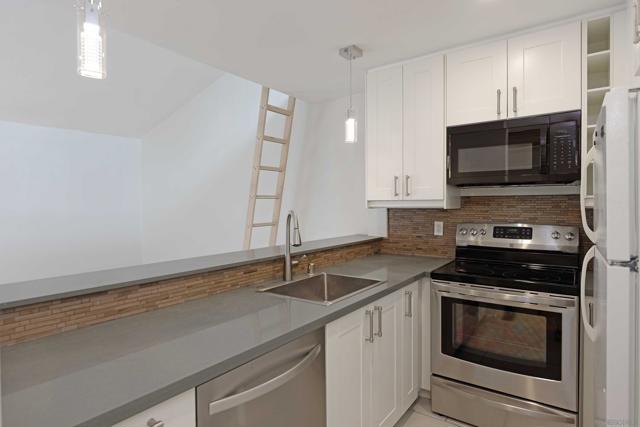 1885 Diamond St, San Diego CA: https://media.crmls.org/mediaz/178c3d13-995f-4931-83a8-4d289ba6bdb4.jpg