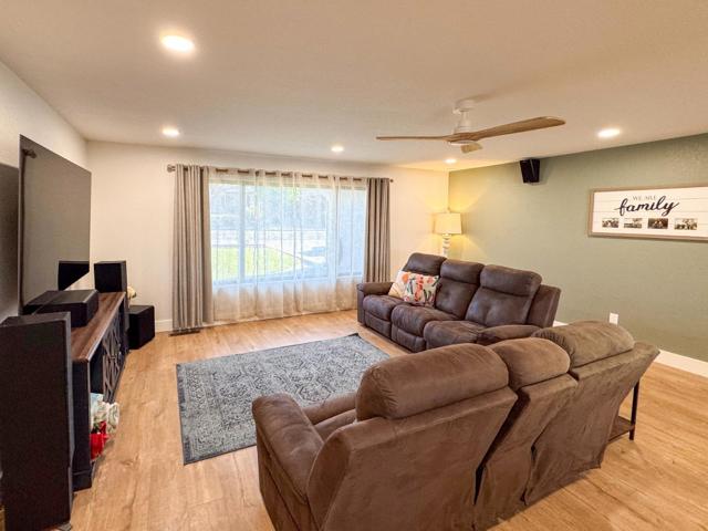 215 Rays Circle, Hollister CA: https://media.crmls.org/mediaz/178c513a-876e-434e-884e-9552c482f08d.jpg
