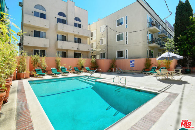 11928 Kiowa Avenue, Los Angeles CA: https://media.crmls.org/mediaz/178dfba3-1d89-43fa-8138-d610bab836d2.jpg