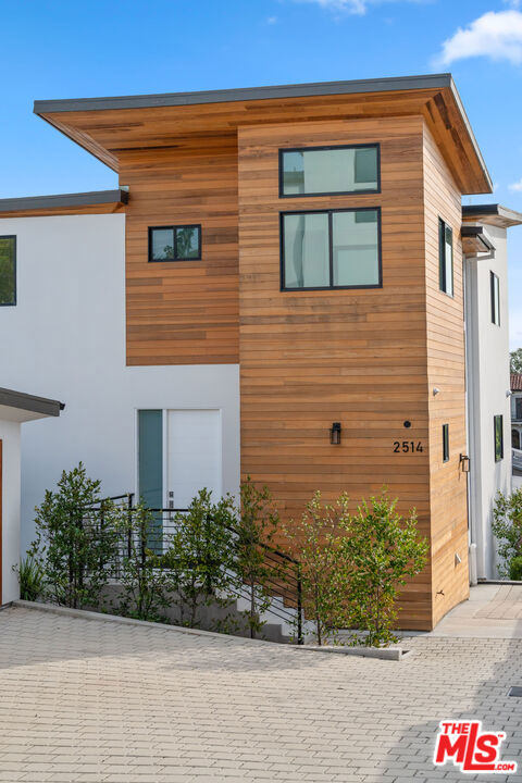 2514 Berkeley Avenue, Los Angeles CA: https://media.crmls.org/mediaz/178f7d71-90a2-447f-a587-93991336157b.jpg